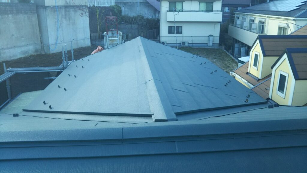横浜市西区にて屋根葺き替え工事〈スーパーガルテクトで雨漏り修理〉 施工後